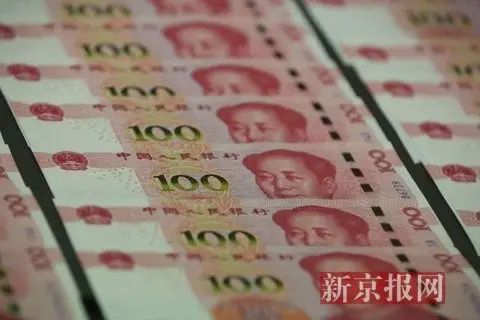 2015版百元人民币11月12日正式与公众见面.新京报记者 候少卿 摄