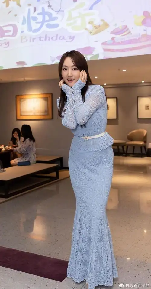 "25岁"的杨钰莹庆生,摆s曲线显身材,面对粉丝热舞回应超赞