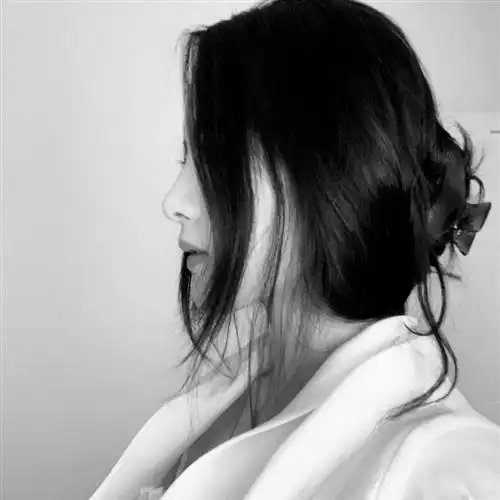 美女头像图片气质侧面黑白长发侧面才显得更迷人