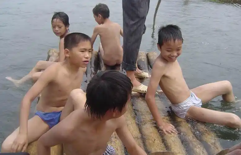 旅游攻略 阳朔旅游攻略 > 正文 吃饱了开始转小店,铺子上选购纪念品