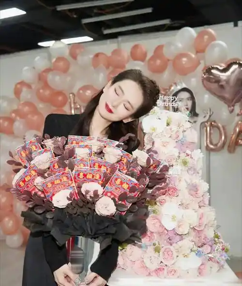 原创39岁的戚薇生日狂欢,连发25条美图动态,网友直呼太美了_明星_方式