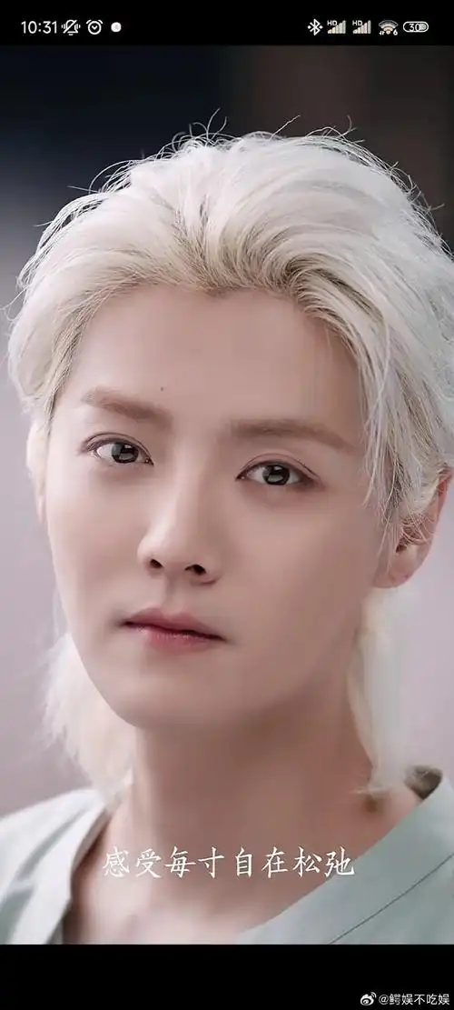 鹿晗现在脸胖加上年龄变大,棱角不再分明致使少年气没了,有种散发母爱