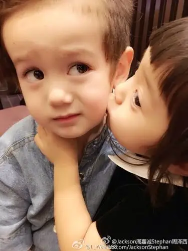 《放开我北鼻》的中美混血宝宝,萌娃jackson周嘉诚,帅气不失可爱的男