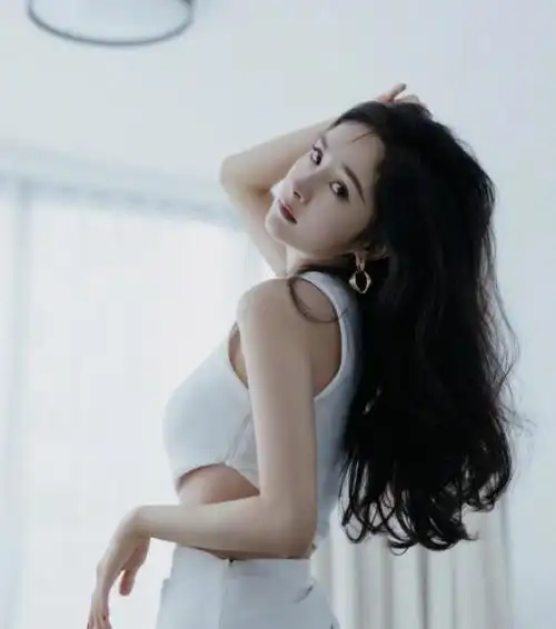 37岁的杨幂身材火辣前凸后翘似20岁少女宛如女王一般