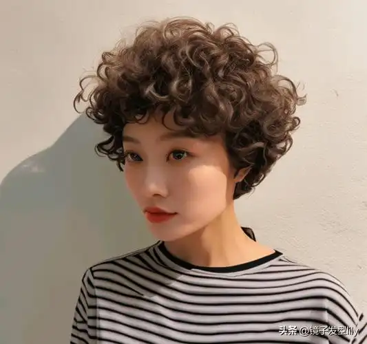 女士短发剪来剪去,层次短发最时尚,推边烫卷都很美_发型_魅力_个性