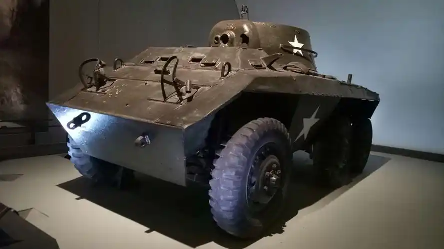 解放军1949年5月解放上海时缴获国民党军的美国造m8"猎犬"轮式装甲车