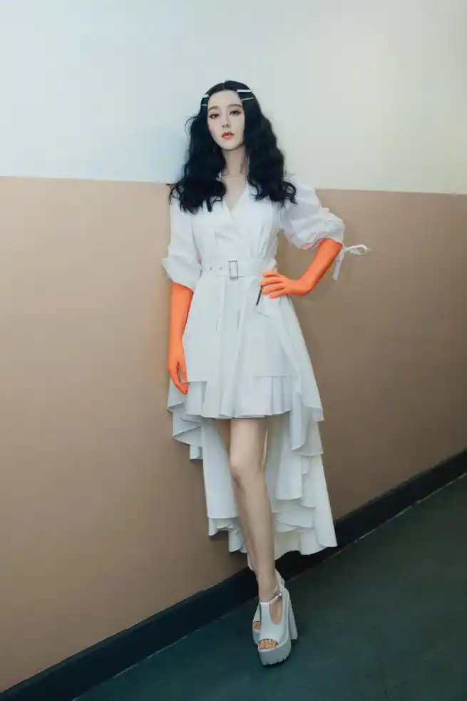 税收事件还没完?范冰冰密赴经侦大队,曝前经纪人仍被羁押