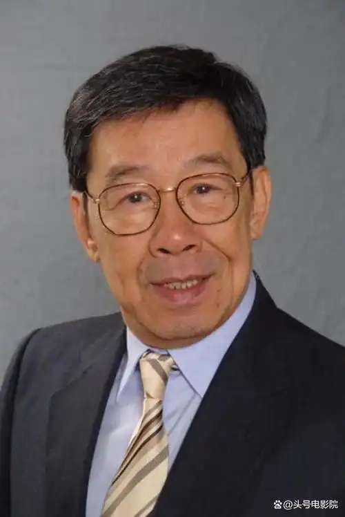 61岁张学友下跪磕头,左歌神右影帝,这位90岁tvb男星什么来头?