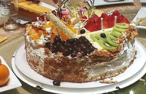 兄妹相逢,欢聚一堂祝老师75周岁生日宴会在大鸭梨烤鸭酒店举行!