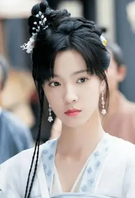 但即使是精修的庄达菲古装照,也看不出任何机灵感觉,只像个憨憨大小姐