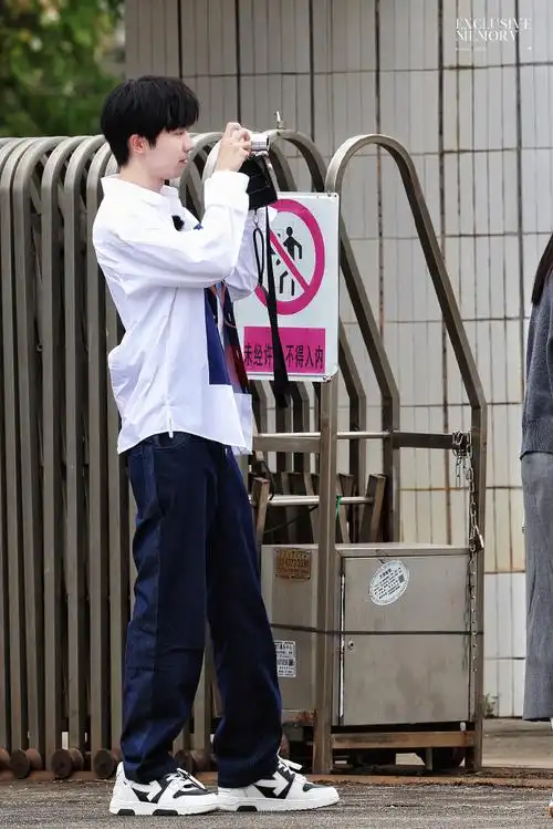 马嘉祺小熊花园白衬衫路透