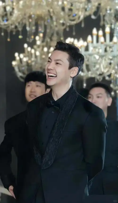 陈伟霆为好友结婚任伴郎变合照流水席 同场这位顶流太太罕有现身