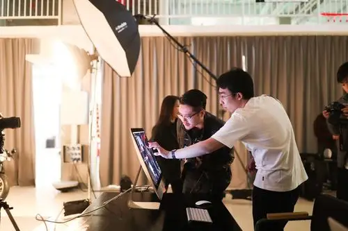 傲驰集团联手 studio举办 "moto studio全球最大汽车摄影棚体验日"