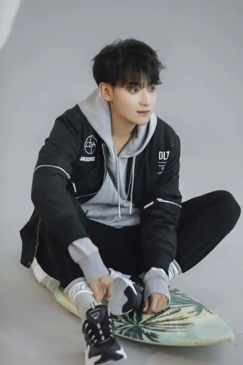 黄子韬休闲运动装扮,青春阳光,唐嫣皮衣皮靴尽显女王霸气