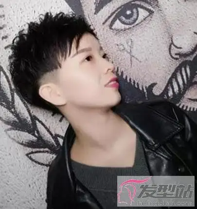 女生剃鬓角短发好看吗 洒脱干练比男生还帅气