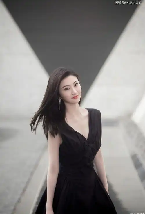 景甜黑色连衣裙性感写真