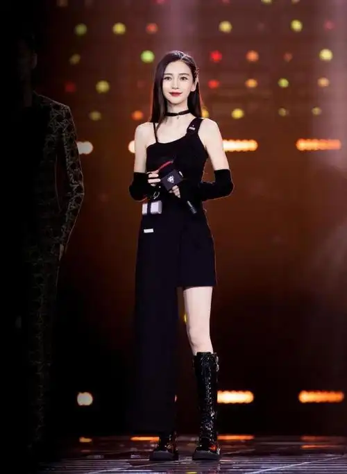 飒,女人帅起来没男人什么事,"酷飒造型"也适合杨颖,纯黑搭配霸气侧漏