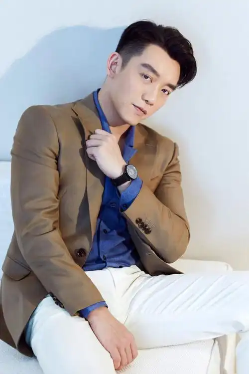 郑恺路演发际线后退身材比例不佳拍摄者吐槽本人真不怎么样