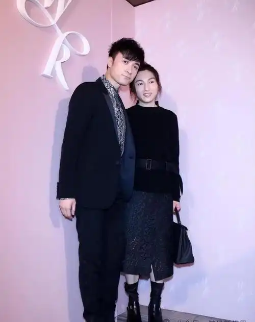 古巨基夫妇罕见合体半百年纪仍少年老婆长相却似老大妈