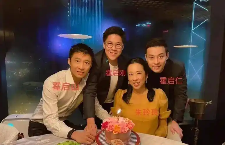 郭晶晶和婆婆朱玲玲罕见同框,郭晶晶打扮老气不及朱玲玲有朝气_霍启刚