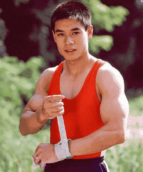 体操第一人李宁近况如何?儿女都已长大,57岁妻子面容依旧年轻