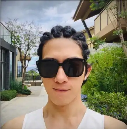 井柏然抽烟被拍登顶热搜叼烟姿势文艺范儿十足好评如潮