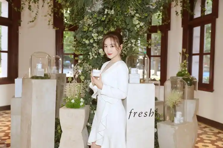 杨蓉出席品牌活动 精致优雅流露温柔气质