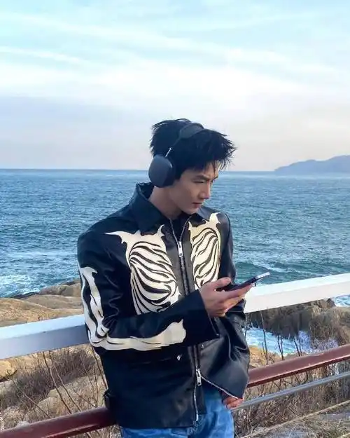 白敬亭ins更新海边听歌侧颜照##白敬亭海边听歌随拍