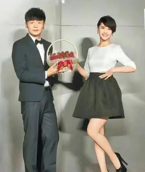 笑死我了,李荣浩拍婚纱照被问及,不睡醒去拍!