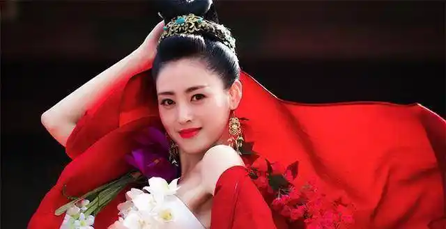 张天爱版貂蝉新照,粉色抹胸细腰长腿,倾国倾城的太子妃回来了_照片