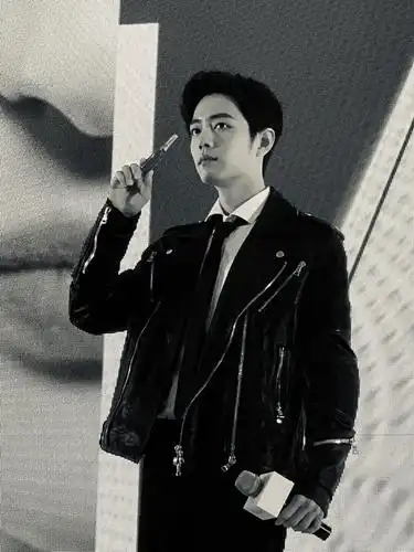 我的天啊啊啊啊肖战这是什么盛世美颜黑白一拍就是一部电影我拍了