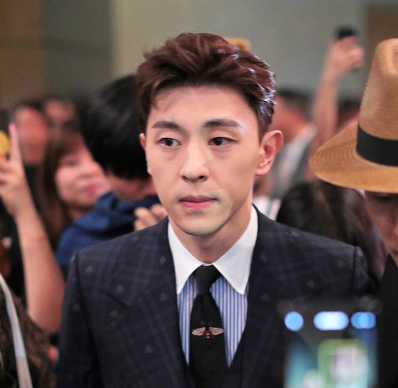 邓伦素颜近照惹网友心疼,一脸憔悴颜值垮掉,再无昔日旭凤风采