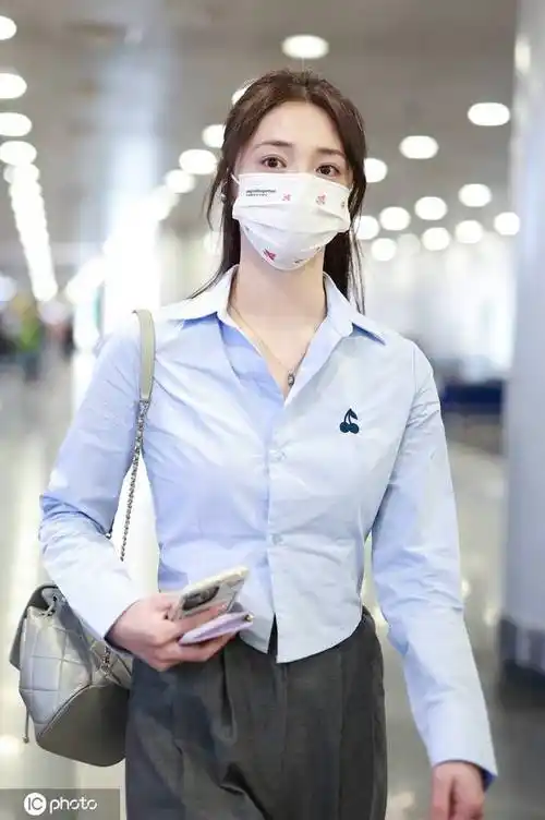 周洁琼身穿短衬衫搭配西装裤现身北京首都机场