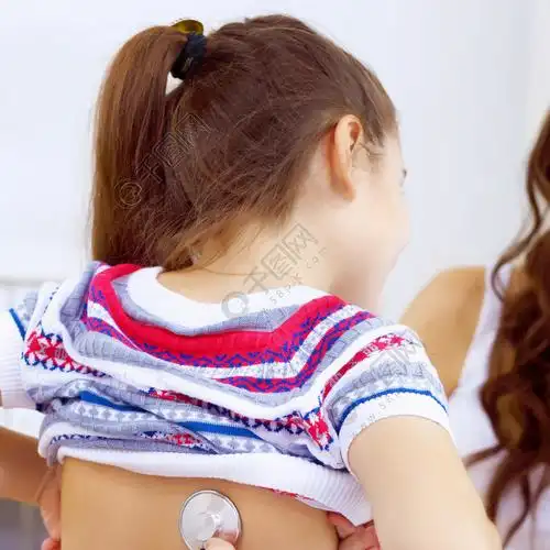 小女孩和年轻的医生在医院做检查