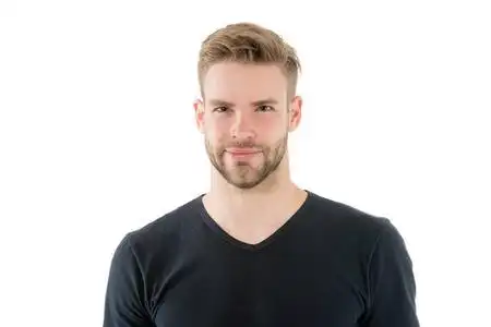 英俊的胡子男人,头发时髦,皮肤年轻健康照片