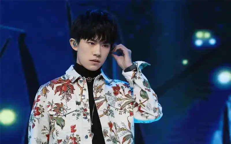 易烊千玺时尚炫酷高清活动图片桌面壁纸