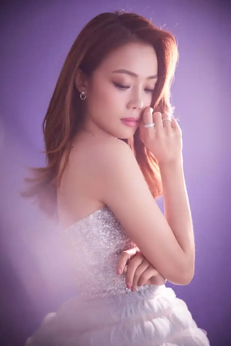 容祖儿的写真大片,以性感穿搭尽显娱乐圈的王者风范.