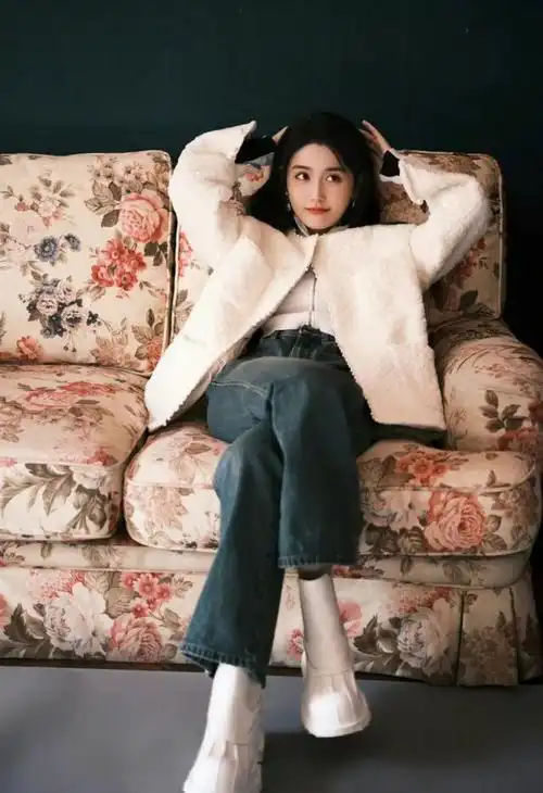 22岁蒋依依晒照白色小香风外套搭牛仔裤时尚甜美元气十足