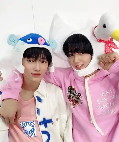 刘耀文脖子粗被嘲,粉丝用成员的p图澄清,却让宋亚轩难堪