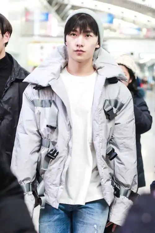 杨洋戴毛线帽穿羽绒服素颜现身机场帅气十足