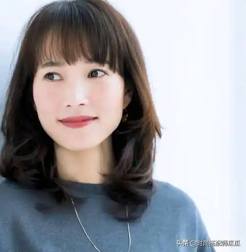 女人过了55岁就别留长发了,试试这4种"齐肩发",优雅有气质_发型_女性