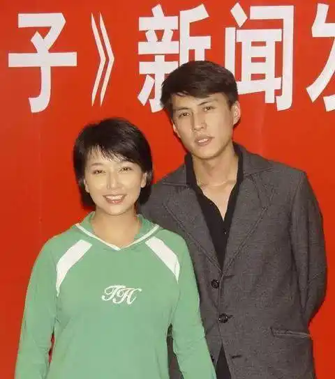 原创53岁江珊小15岁丈夫曝光帅过前男友靳东女儿很满意