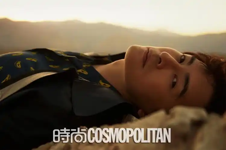 郑元畅时尚大片曝光,化身"旅行博主"享受旅行