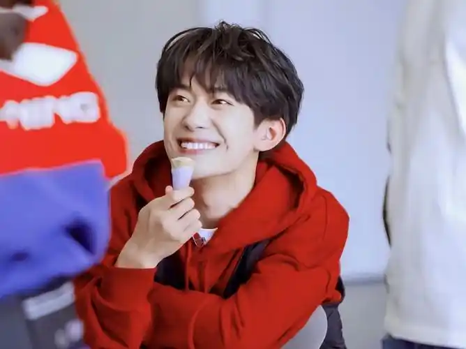 不笑时棱角分明,笑起来梨涡浅浅,易烊千玺究竟有什么魅力?