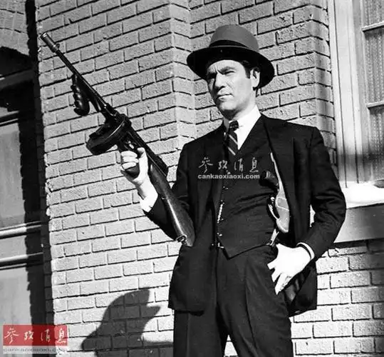 资料图:手持汤姆森冲锋枪的黑帮分子.