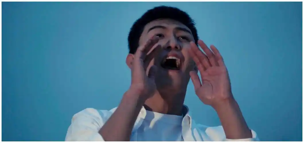 许魏洲重温《上瘾》剧情,一个人海边看日出,却没能和黄景瑜同框