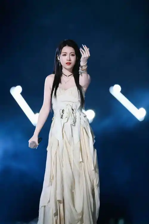 李嘉格浪姐舞台又稳又好听!时隔五年再登台依旧亮眼!