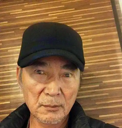 52岁焦恩俊晒近照,脸胖一圈,胡子花白,毫不遮掩自己老去的事实_林千_