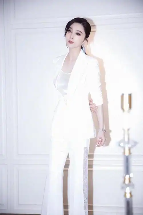 将扣子系上,显示出了范冰冰纤细的腰,拉长了身材比例!