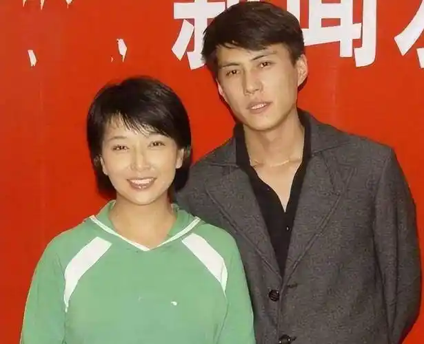 靳东的火辣爱情:与大9岁江珊在一起5年,转头娶二婚的李佳_母亲_高曙光